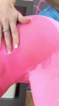 Vibrador rosa por molhado e mijando