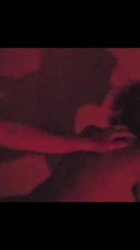 Nadržený chlap šuká zralou šlapku v Seedy Red Room.