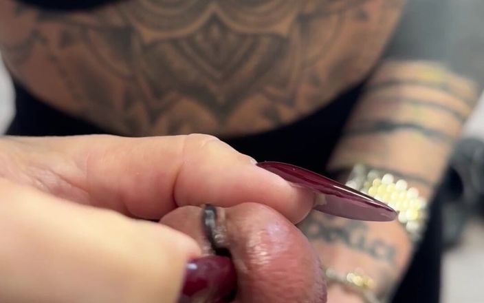 Nastasia_ink: MiLF con grandi piercing nippes scopa Uretha con le sue...