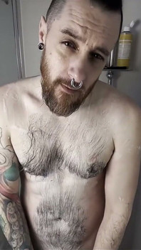 Sprcha se mnou po tělocvičně!