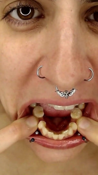 Tour della grande bocca con piercing