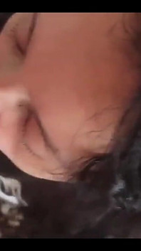 Sevimli orta yaşlı seksi kadın tüm süt çıkana kadar penisini emiyor