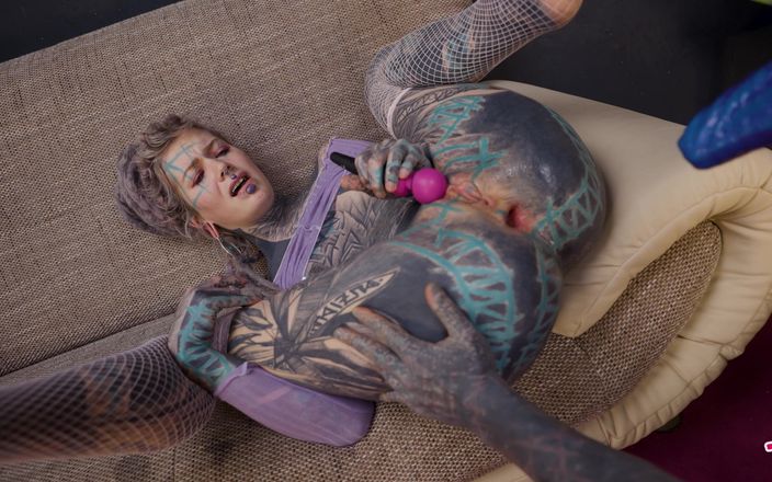 Z-Filmz: Anuskatzz bekommt mit Spielzeug, schwanz und maschine einen arschfick