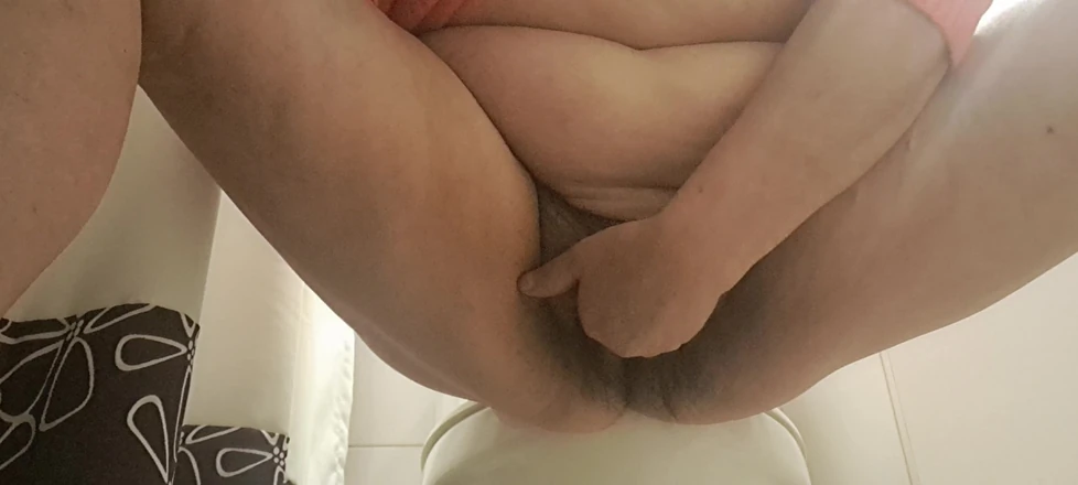 Mommy big hairy pussy: Uriner et nettoyer le vagin