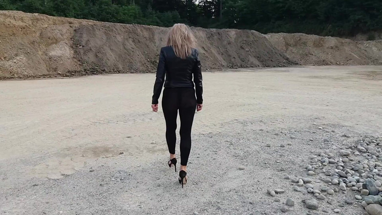 martinawest: Oma Loopt Rond in Een Grindput in Strakke Leggings En...