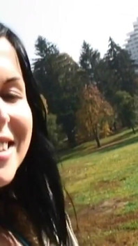 Das junge brünette mädchen liebt es, transgressiv zu sein, indem es sex im park mit einer freundin hat