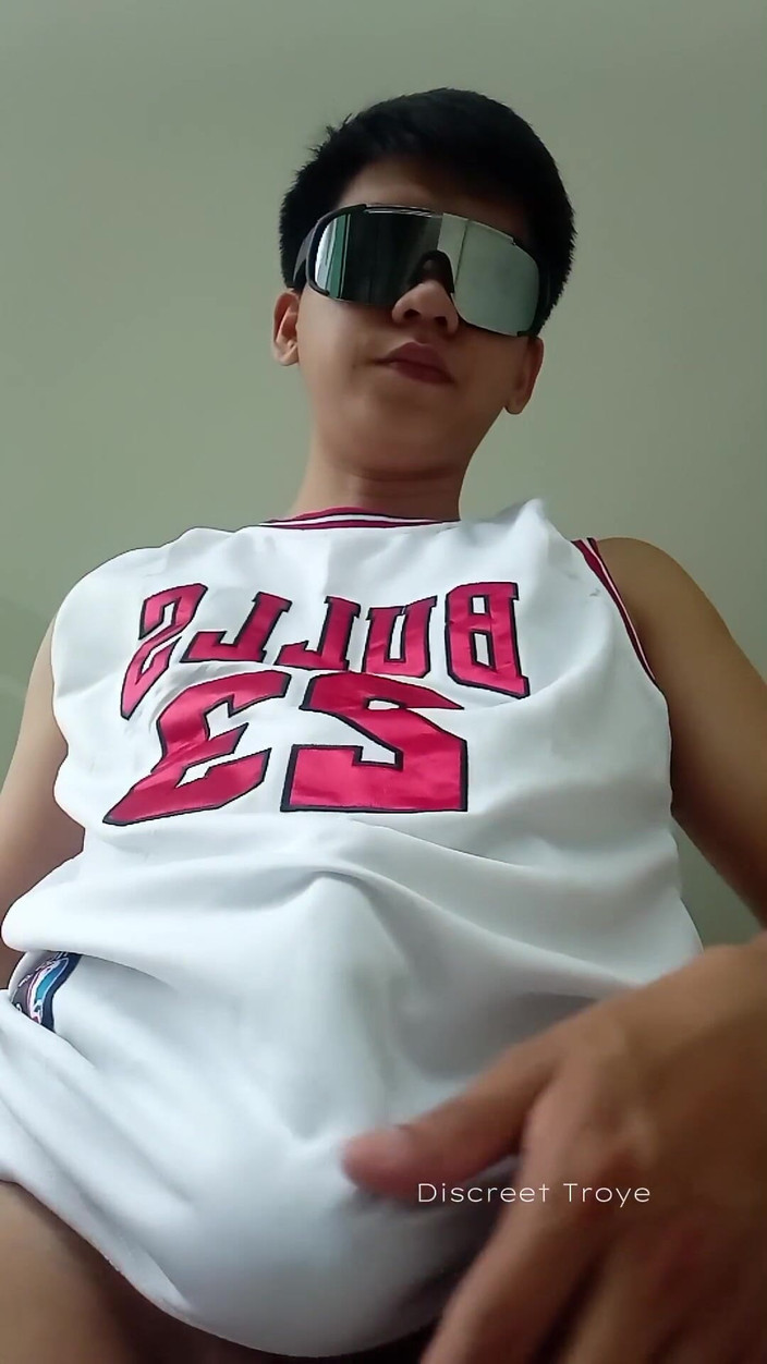 Troye_AsianPinoy: Une basketteuse pinoy se masturbe