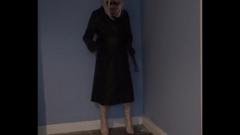 Leather Kirsten: चमड़े में खेलना