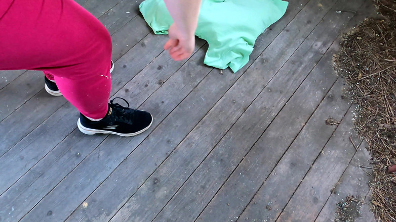 Bouncy Tits Action: Klečí nahé na verandě, naplácám ti zadek