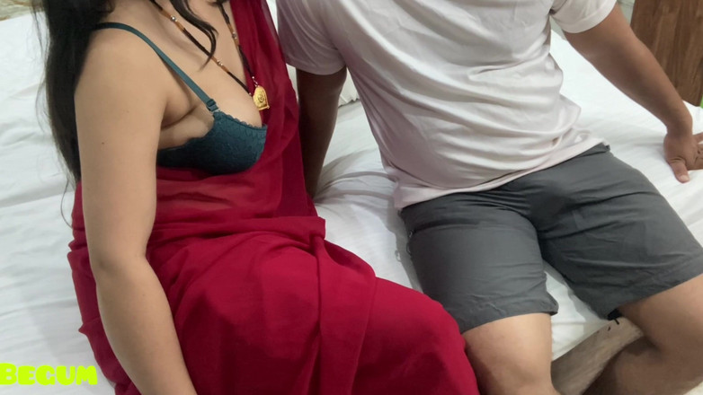 Rukshaar Begum: Ateşli komşu orta yaşlı seksi kadın evde yalnızken sikiliyor