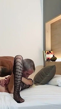 MILF Sepanyol - isteri berkongsi dildo dengan suaminya