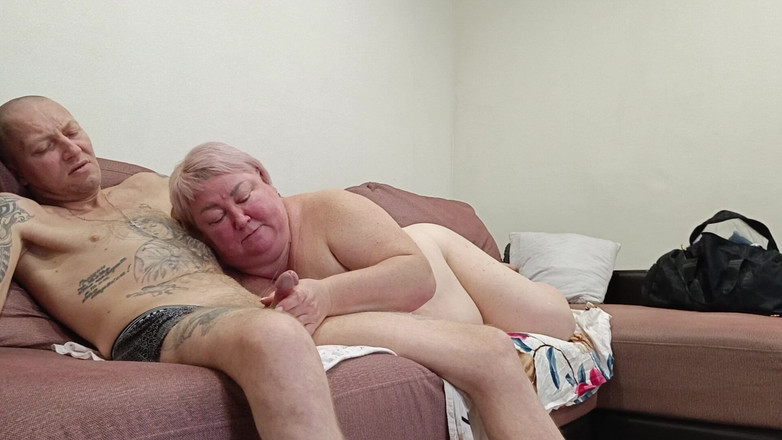 Zona901: 我来到我的岳母面前，她吮吸我的鸡巴并射精