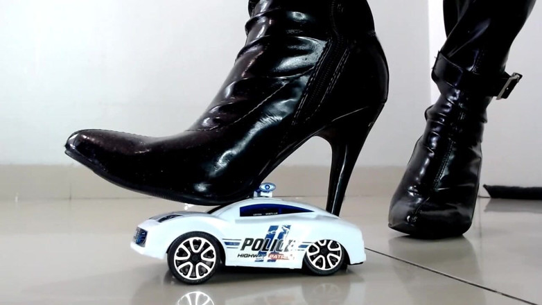Maeling: Une dominatrice géante en latex se fait par une voiture...