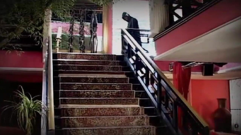 BANGORA RETRO CLUB: Brunette Babe Stretched Wide in Staircase Hardcore Pounding