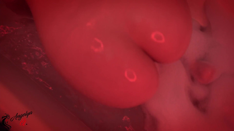 AnGelya G: Dziewczyna o doskonałej figurze bawi się w łazience z wibratorem