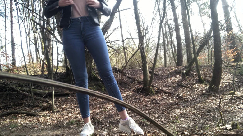 Arteya: Čůrání v lese