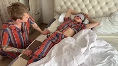 Blowjob berair deepthroat dan kongkek dubur twink comel, rakaman dekat