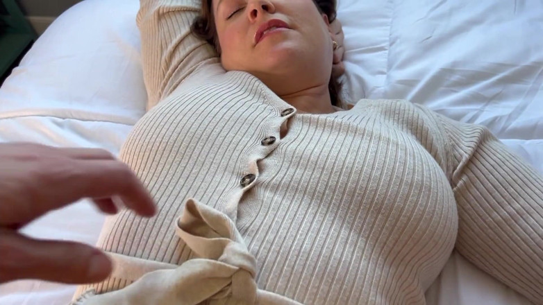 Avril Showers: Hotwife dalam pantyhose dipancut dalam oleh lembu jantannya, dikongkek berbilang...