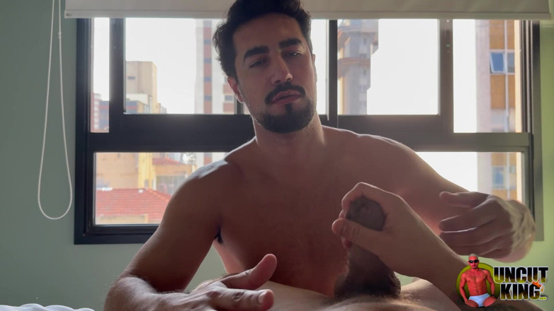 UncutKing: Un Cazzo Enorme Il Dio Muscoloso Succhia Un Grosso Cazzo...