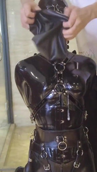 Mz20 - het meisje in latex-kleding opgesloten in een glazen kamer