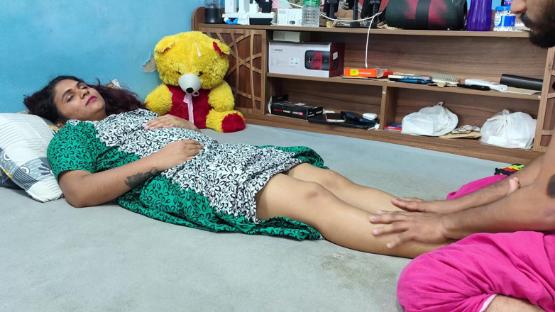 Vaishnavysharunraj: Malayali żona masaż stóp robi mąż