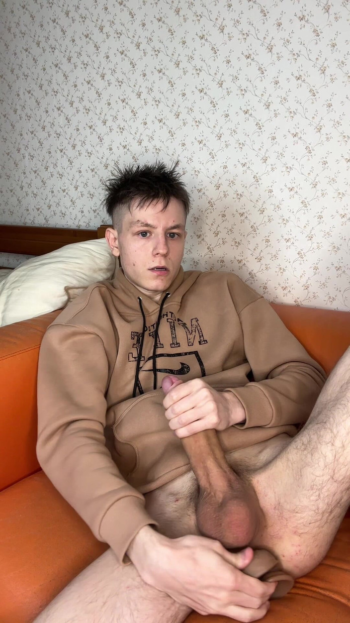 Morflot24: 娇小的twwink的激烈撸管高潮