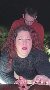 Piccola stronza che viene scopata nella foresta di notte