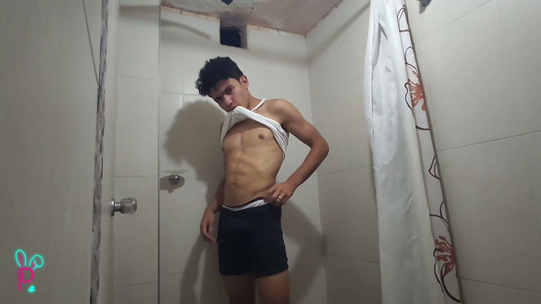 Isak pervert: Cute Guy with Huge Ass Touches Himself in the Public...