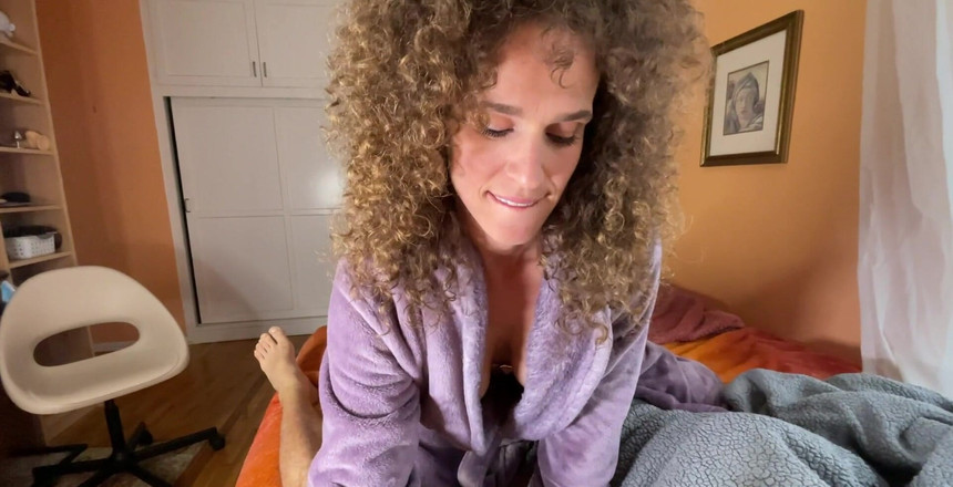 VibeWithMommy: 継母はあなたがまたオナニーしているのを見つけました!ああ、私はあなたをどうするつもりですか?!?継母は今回はとても幸せではありません、彼女はとても動揺しています