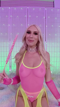 Kay Lovely, fille barbie sexy, se masturbe et suce une bite