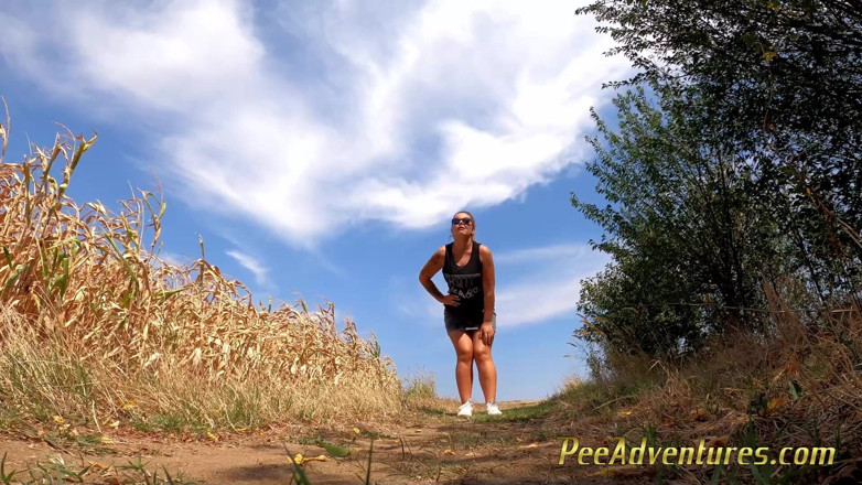 Pee Adventures: Mijando em uma estrada de terra no meio do não-estavam