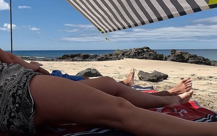 Emma Voyeur: Stieftochter handjob am strand