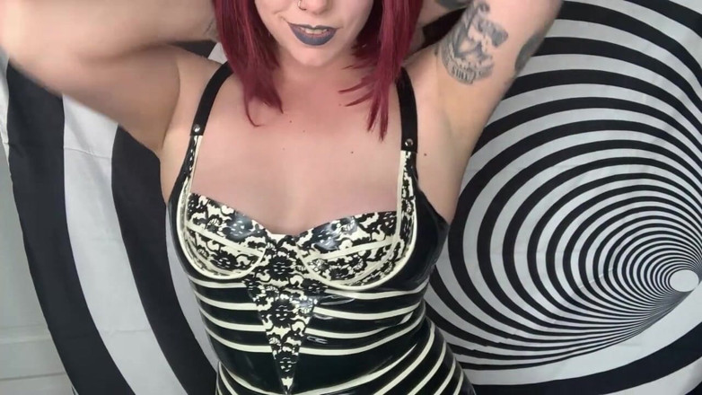 Deanna deadly: Goddess in latex mesmerizes you