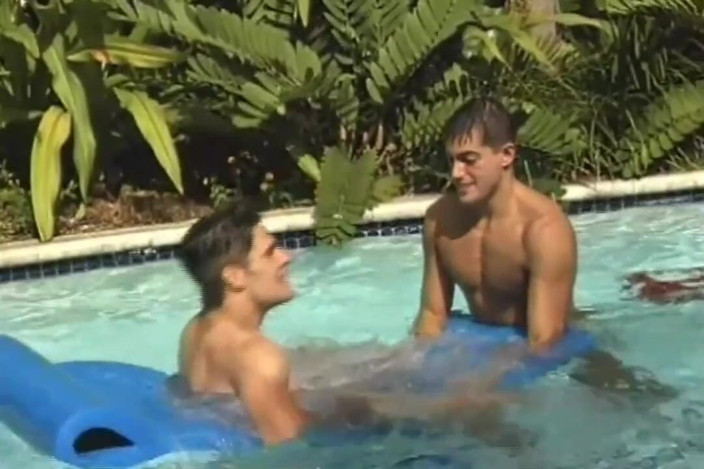 Gay X: การผจญภัยเกย์ในสระว่ายน้ำ!!!