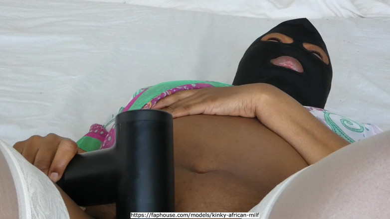 Kinky African MILF: Saya melancap dan suami saya kencing di dalam mulut saya