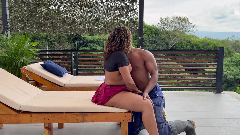 Rioc69: Velký zadek ebenové ženy udeří svého velkého černého zahradníka na veřejnosti!