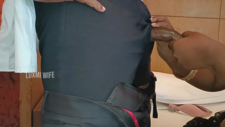 Luxmi Wife: 完整视频 - 妻子与办公室朋友性交