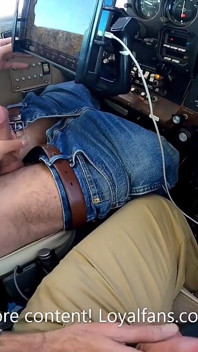 Pilot-papi bekommt blowjob von dem co-pilotenjungen im flugzeug