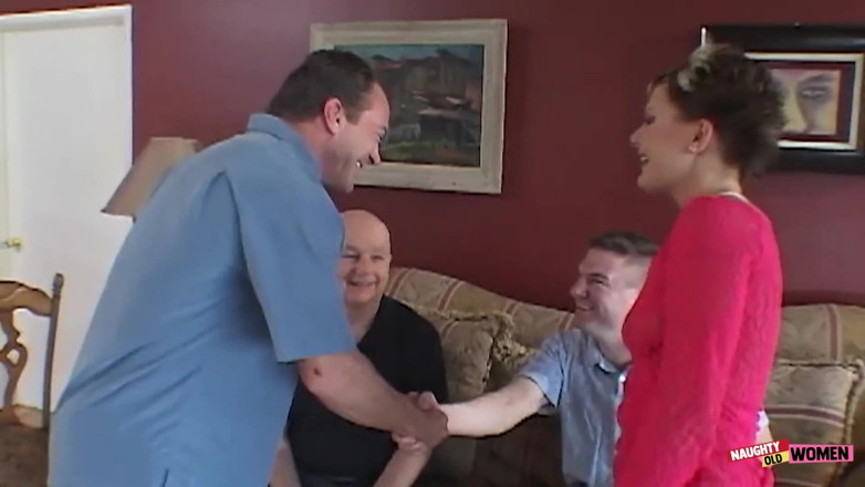 Naughty old women: Stoute Britse milf laat haar cuckold manlief klaarkomen nadat ze...