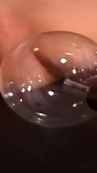 Onverzadigbare milf in pure panty neemt dik speeltje diep