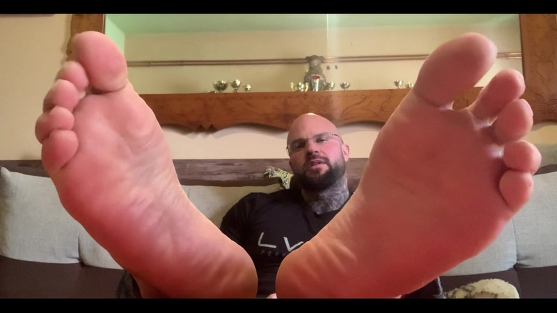 Jasons feet: Alfa táta s plným potetovaným tělem