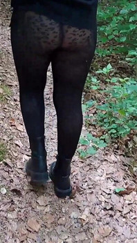 Dildo vystříkané v lese