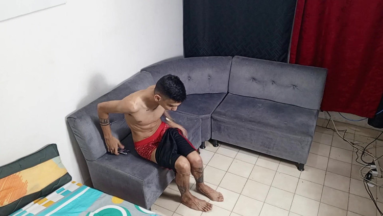 Jamesxd1010: 我的漂亮黑发继妹正在洗澡，她在我的房间里发现我在自慰，她帮助了我