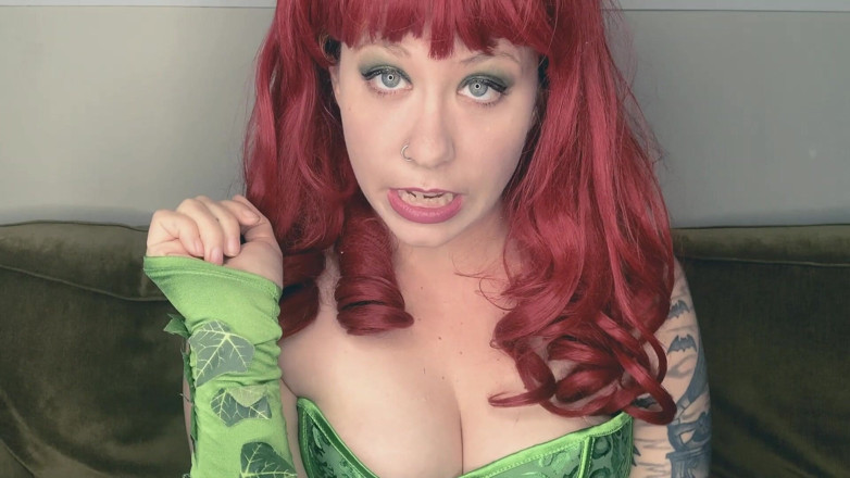 Deanna deadly: Ivys tease and poison kiss for POV superhero