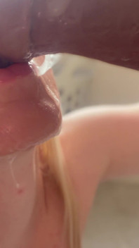 Blondin Stora Tuttar MILF I Glasögon Sensuell Avsugning Och Deepthroat Och Sperma I Ansiktet