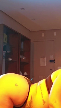 De quatro na cama com sua bunda no ar, chupando esse pau grande e safado
