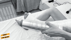 Kinky N the Brain: Zlomená noha by neměla zastavit moje nadržené potřeby, správně tati?