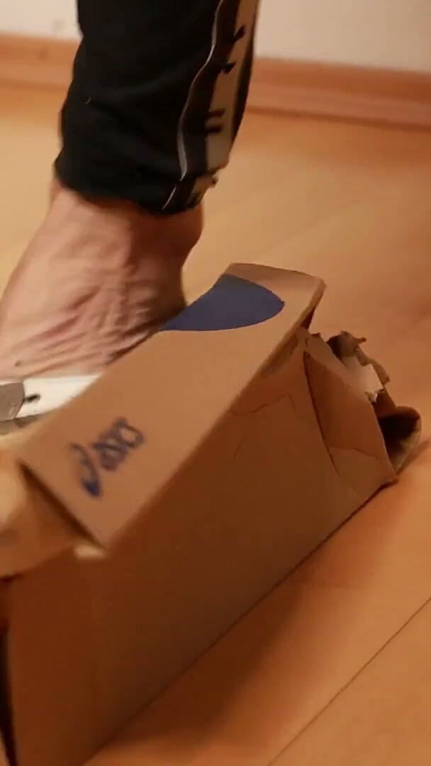Asmr Wooden Clogs Trample and Crush Shoe Box (KimisWorld) Asmr Wooden Clogs Trample and Crush Shoe Box (KimisWorld)