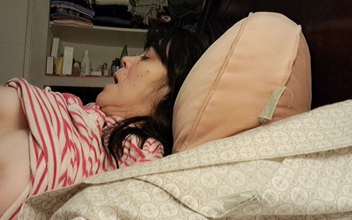 Mommy big hairy pussy: Мачуха уявляючи, що це була мрія, і це була реальність, пасинок трахає її з великим бажанням
