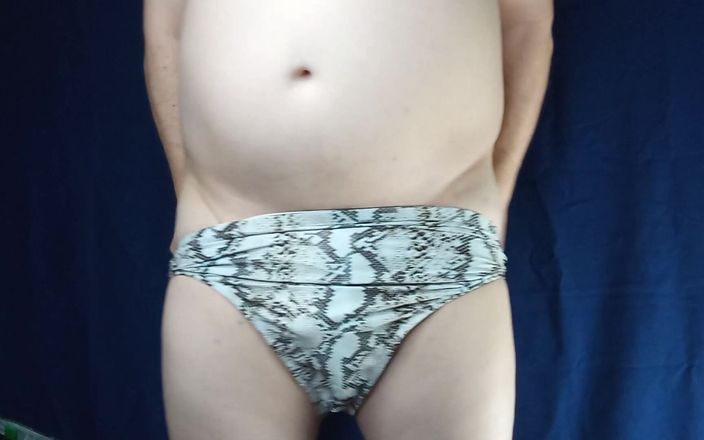 AdultGameplays: Cewek dengan bikini super seksi ini lagi asik ngasih bagian 3